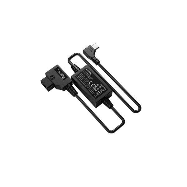 SmallRig 3266 USB-C-D-Tap-kaapelissa on musta L-muotoinen liitin ja suorakulmainen sovitinkotelo, joka on suunniteltu USB-C-laitteille, kuvassa valkoisella pohjalla.