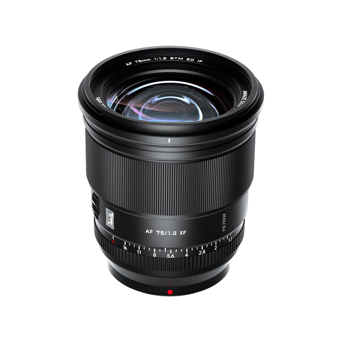 Viltrox AF 75mm f/1.2 Pro -objektiivi, Fuji X näkyy pystysuorassa valkoisella pohjalla, ja siinä on musta viimeistely, tarkennus ja aukkorenkaat sekä näkyvät etulasielementit.