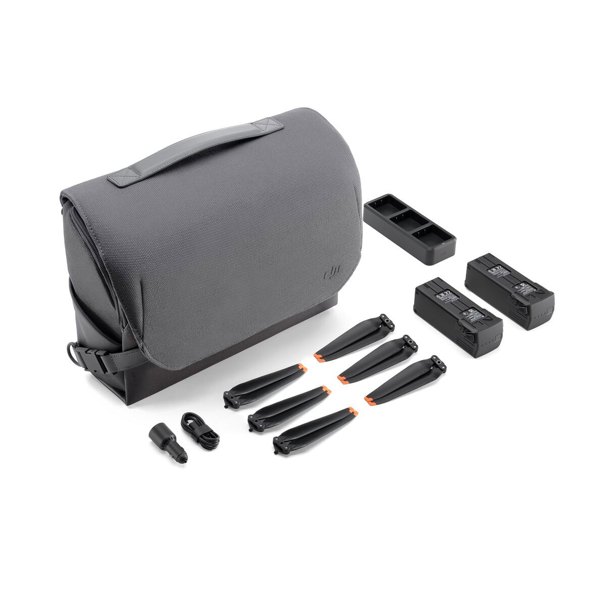 DJI Mavic 3 Fly More Kit -lisävarustepaketti näkyy valkoisella pohjalla, jossa on harmaa olkalaukku, kaksi akkua, akkulaturi, neljä potkurin lapaa ja kolme pientä liitintä siististi järjestettynä.