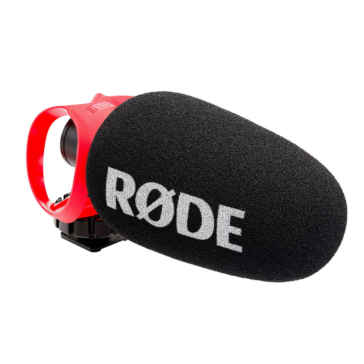 Rode Videomicro II - mikrofoni, musta mikrofoni, jossa on vaahtomuovinen tuulisuoja ja punainen iskukiinnike, näkyy valkoisella pohjalla.