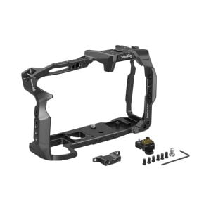 SmallRig 3517 Full Cage for BMPCC 6K Pro & 6K G2 on mustaa metallia, jossa on useita kiinnityspisteitä ja SmallRig-logo sekä ruuvit, sovitin, liitin ja kuusiokoloavain valkoisella pohjalla.