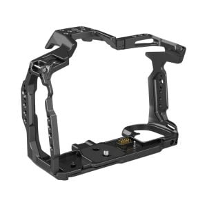SmallRig 3517 Full Cage for BMPCC 6K Pro & 6K G2 on musta metallinen häkki, jossa on useita kierrereikiä, kahvat ja kiinnityspisteet, jotka on suunniteltu pitämään ja tukemaan kameraa turvallisesti elokuvantekoa tai valokuvausta varten.