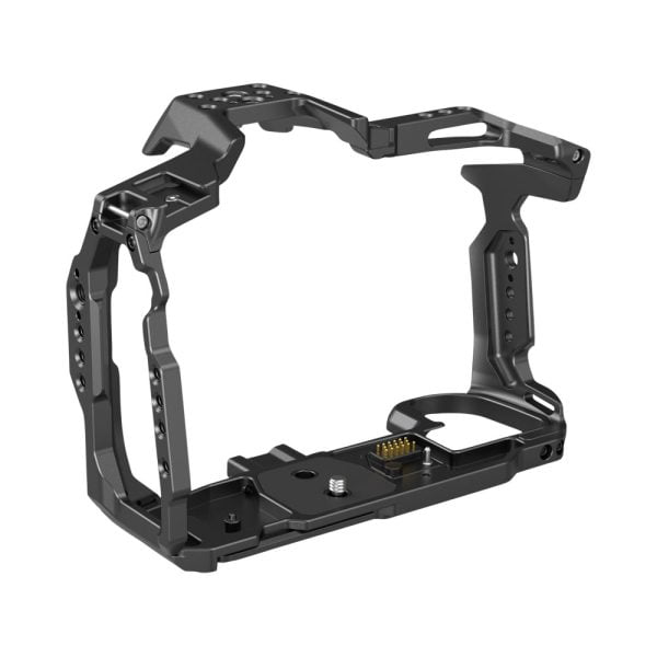 SmallRig 3517 Full Cage for BMPCC 6K Pro & 6K G2 on musta metallinen häkki, jossa on useita kierrereikiä, kahvat ja kiinnityspisteet, jotka on suunniteltu pitämään ja tukemaan kameraa turvallisesti elokuvantekoa tai valokuvausta varten.