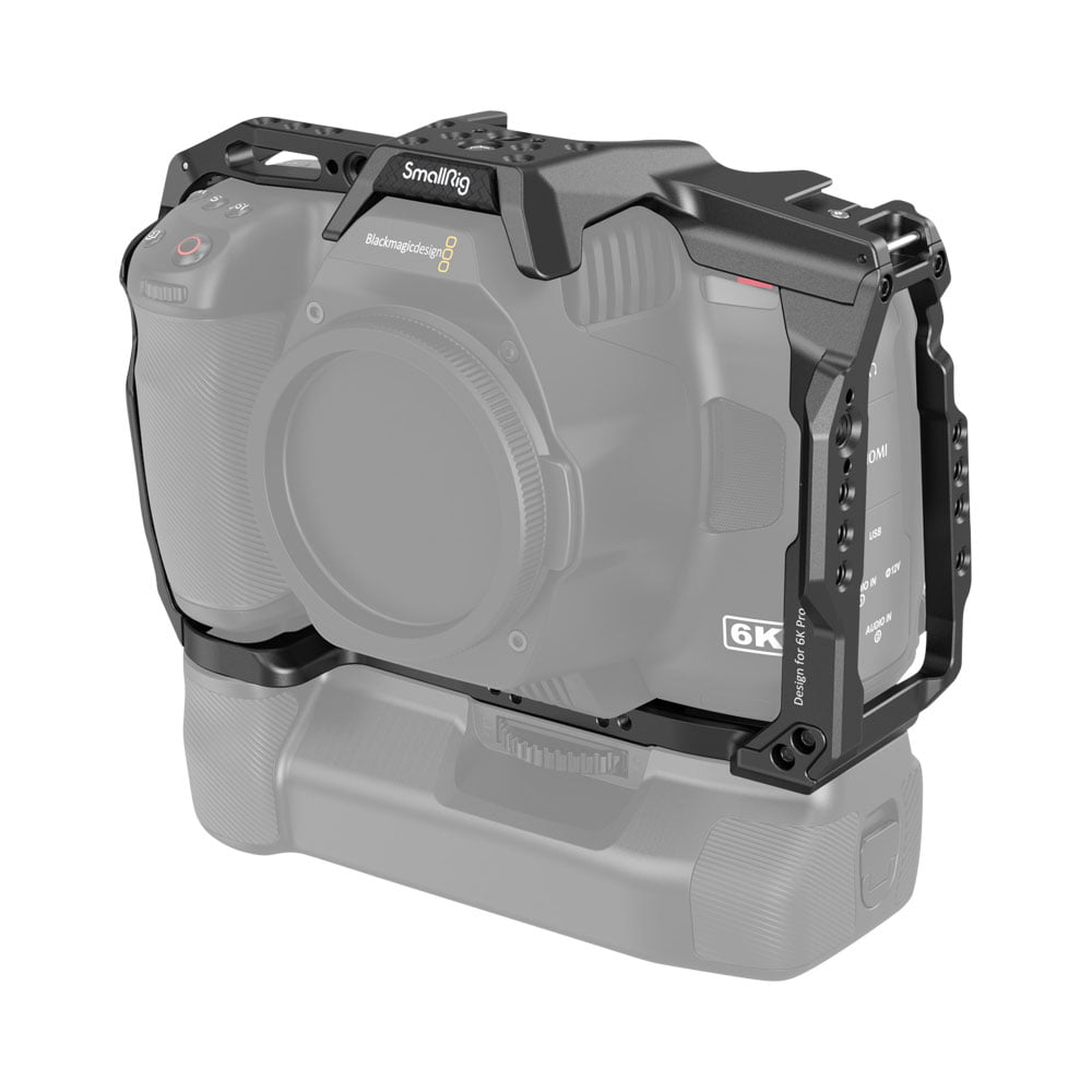 SmallRig 3517 Full Cage for BMPCC 6K Pro & 6K G2 asennetaan Blackmagic 6K -kameran runkoon akkukahvan kanssa ja tarjoaa suojaa ja monipuolisia lisävarusteiden kiinnitysmahdollisuuksia.