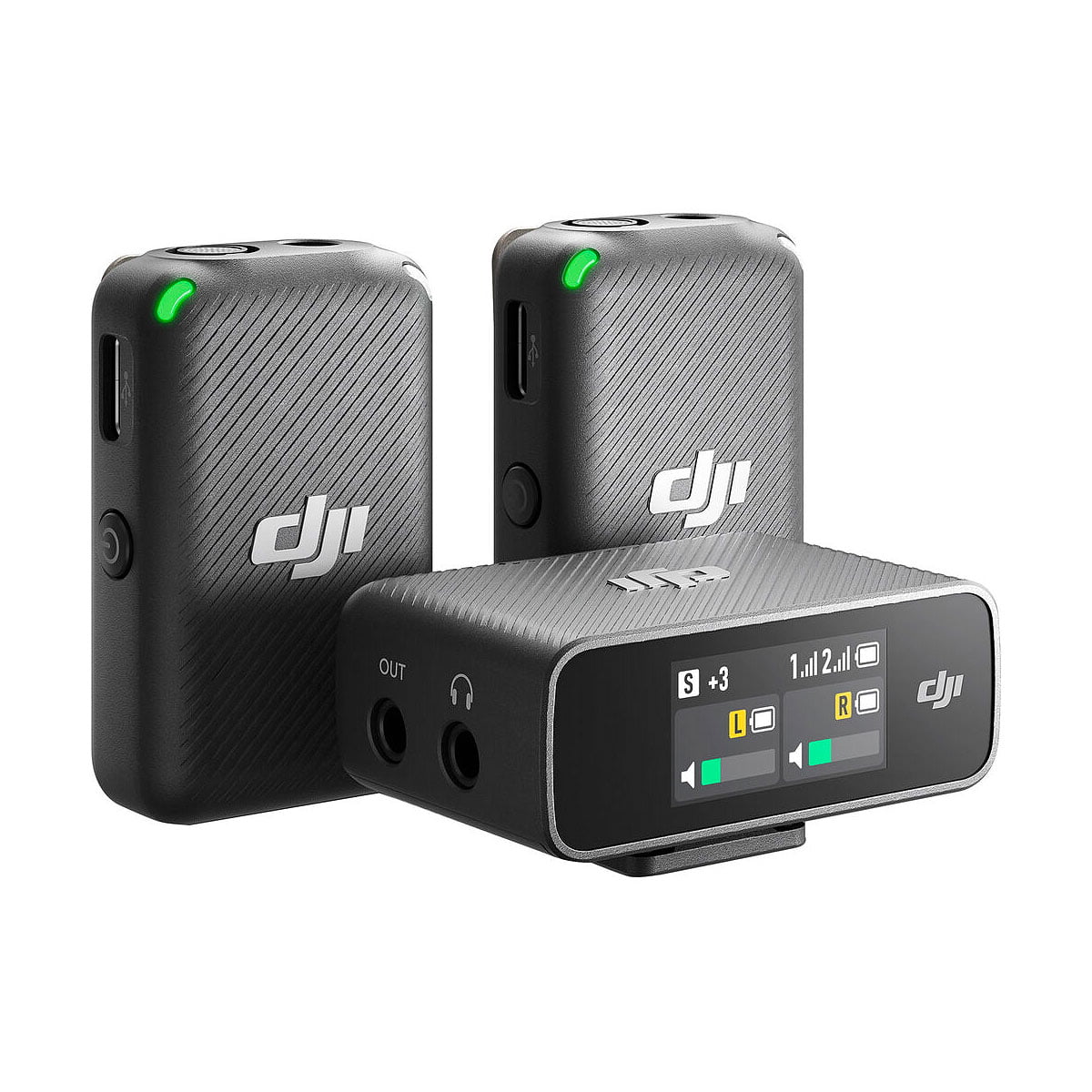 DJI Mic Dual Kit -langaton mikrofonijärjestelmä sisältää kaksi mustaa lähetintä, joissa on vihreät LEDit, sekä vastaanottimen, jossa on näyttö ja useita ääniportteja.