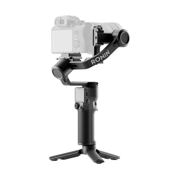 DJI RS 3 Mini -gimbaali, jossa on merkintä "RONIN", näkyy mustana, ja sen yläosaan on asennettu kamera ja alaosassa on irrotettava jalusta. Kamera näkyy hieman haalistuneena korostaakseen kardaanivakauttajaa.