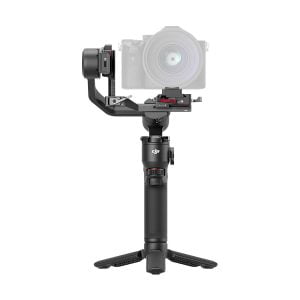 DJI RS 3 Mini -gimbaali, käsikameran gimbaalivakaaja, johon on asennettu digitaalikamera, on esitetty pienellä jalustalla valkoista taustaa vasten. Kahvassa on ohjaimet ja tuotemerkki helppokäyttöisyyttä varten.