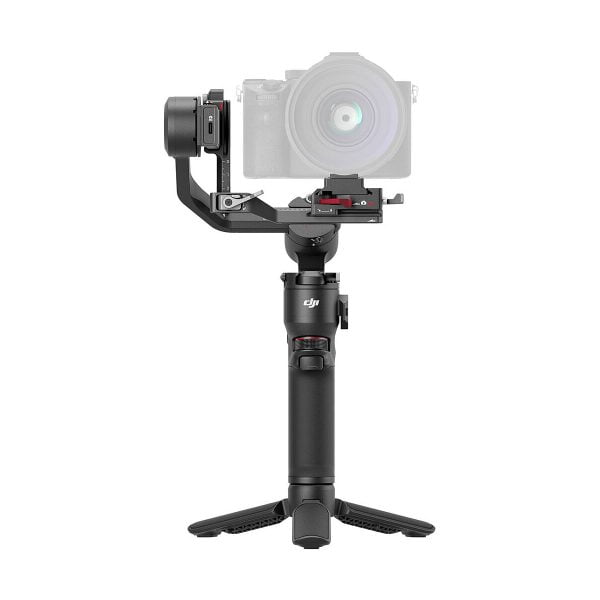 DJI RS 3 Mini -gimbaali, käsikameran gimbaalivakaaja, johon on asennettu digitaalikamera, on esitetty pienellä jalustalla valkoista taustaa vasten. Kahvassa on ohjaimet ja tuotemerkki helppokäyttöisyyttä varten.
