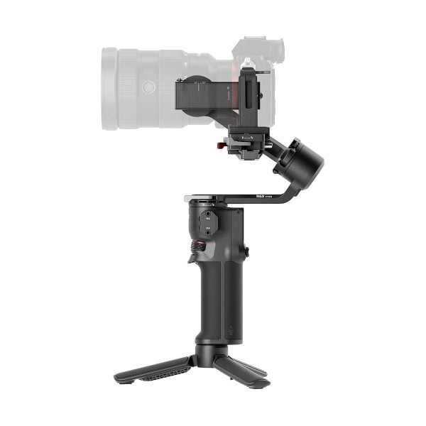 DJI RS 3 Mini -gimbaali, musta käsikäyttöinen kameran gimbal-stabilisaattori, jossa on jalusta, on esitetty pitelemässä puoliksi läpinäkyvää kameraa valkoista taustaa vasten.