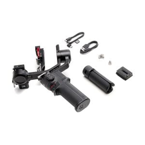DJI RS 3 Mini -gimbaali, jossa on kahva, irrotettava kolmijalka, kaapelit, pikakiinnityslevy ja kiinnitystarvikkeet, näkyy valkoisella pohjalla.