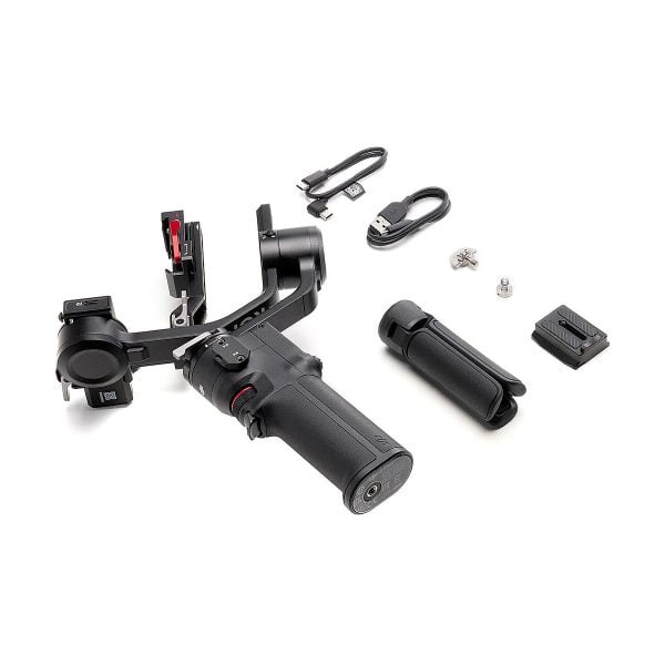 DJI RS 3 Mini -gimbaali, jossa on kahva, irrotettava kolmijalka, kaapelit, pikakiinnityslevy ja kiinnitystarvikkeet, näkyy valkoisella pohjalla.