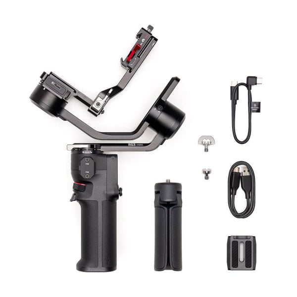 DJI RS 3 Mini -gimbaali, jossa on irrotettava kahva, jalustan jalusta, kiinnitystarvikkeet ja USB-kaapelit, näkyy siististi valkoisella taustalla.