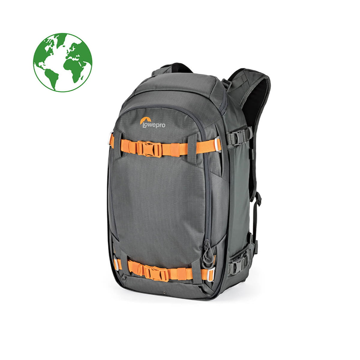 Lowepro Whistler BP 350 AW II GL kamerareppu on harmaa ja musta oransseilla hihnoilla, jossa on useita lokeroita ja pehmustetut olkahihnat. Valkoisen taustan vasemmassa yläkulmassa näkyy vihreä maapallokuvake.