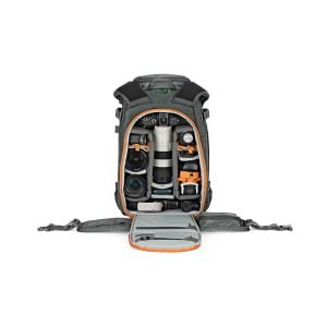 Lowepro Whistler BP 350 AW II GL -kamerareppu on esitetty harmaana, ja sen etuosa on avattu, jolloin esiin paljastuu siististi järjestetyt lokerot kameran objektiiveille, kameran rungolle, droneille, lisävarusteille ja akuille valkoista taustaa vasten.