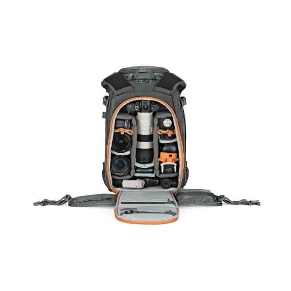 Lowepro Whistler BP 350 AW II GL -kamerareppu on esitetty harmaana, ja sen etuosa on avattu, jolloin esiin paljastuu siististi järjestetyt lokerot kameran objektiiveille, kameran rungolle, droneille, lisävarusteille ja akuille valkoista taustaa vasten.