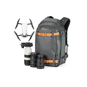 Lowepro Whistler BP 350 AW II GL -kamerareppu harmaalla ja oranssilla värillä näkyy valkoisella taustalla, ja sen ympärille on järjestetty valkoinen lennokki, musta kamera ja objektiivi sekä kolme ylimääräistä objektiivia.