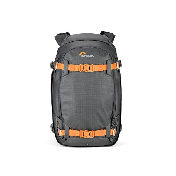 Lowepro Whistler BP 350 AW II GL -kamerareppu, musta ja harmaa, oransseilla hihnoilla ja soljilla, näkyy pystyssä valkoisella pohjalla.