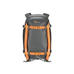 Lowepro Whistler BP 350 AW II GL -kamerareppu näkyy pystyssä valkoisella pohjalla, ja siinä on harmaa ja oranssi väri, tukevat olkahihnat, useat soljet ja silmukat kameravarusteiden ja lisävarusteiden kuljettamiseen.