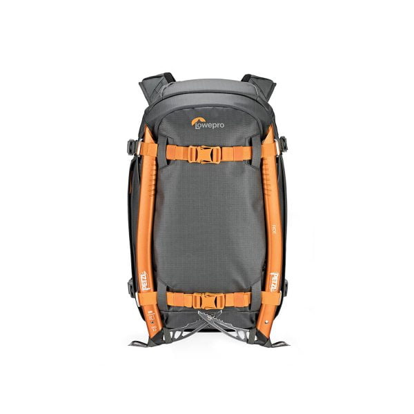 Lowepro Whistler BP 350 AW II GL -kamerareppu näkyy pystyssä valkoisella pohjalla, ja siinä on harmaa ja oranssi väri, tukevat olkahihnat, useat soljet ja silmukat kameravarusteiden ja lisävarusteiden kuljettamiseen.