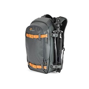 Harmaan ja mustan värinen Lowepro Whistler BP 350 AW II GL -kamerareppu, jossa on oranssit hihnat ja oikealla puolella kiinnitetty kolmijalka, valkoista taustaa vasten.
