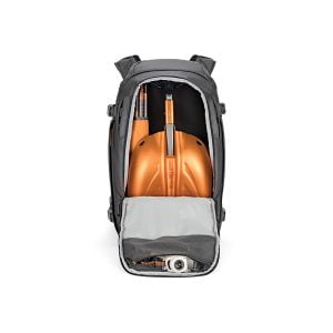 Lowepro Whistler BP 350 AW II GL -kamerareppu avataan, ja sen sisältä paljastuu kaksi oranssia pickleball-melaa, kaksi yhteensopivaa palloa ja osittain näkyvä oranssi vesipullo, jotka on pakattu siististi.