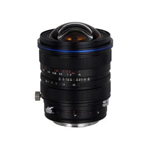 Laowa 15mm f/4.5 Zero-D Shift - Canon EF -objektiivissa on musta viimeistely, laajakulmainen näkymä, punaisella ja valkoisella merkinnällä varustetut tarkennus- ja aukkorenkaat sekä suuri kupolimainen etuelementti, joka on esitetty pystyssä valkoista taustaa vasten.