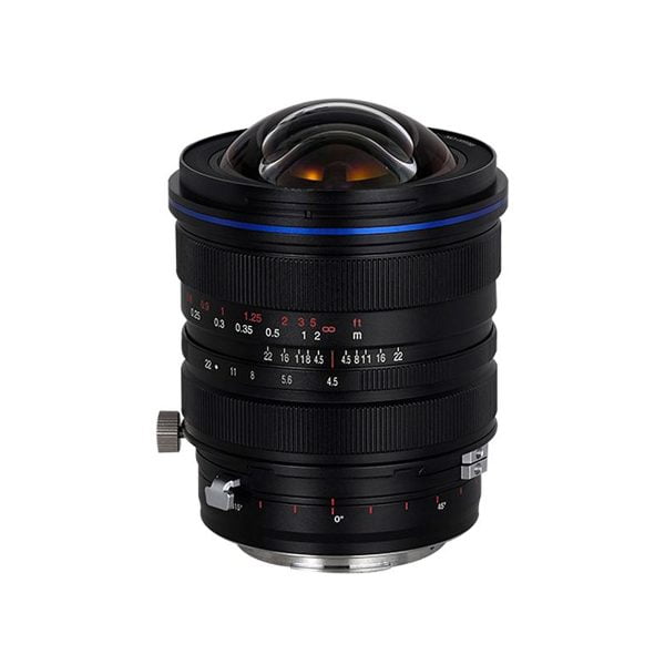 Laowa 15mm f/4.5 Zero-D Shift - Canon EF -objektiivissa on musta viimeistely, laajakulmainen näkymä, punaisella ja valkoisella merkinnällä varustetut tarkennus- ja aukkorenkaat sekä suuri kupolimainen etuelementti, joka on esitetty pystyssä valkoista taustaa vasten.