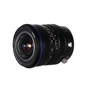 Laowa 15mm f/4.5 Zero-D Shift for Canon EF -objektiivissa on musta runko, yksityiskohtaiset tarkennus- ja aukkomerkinnät, sininen aksenttirengas ja hopeinen säätönuppi valkoisella pohjalla.