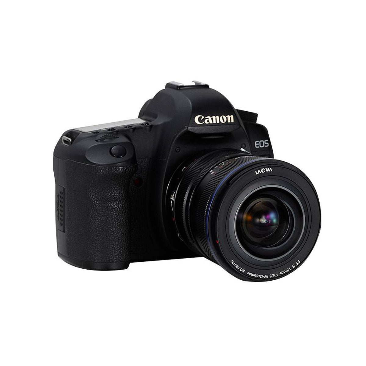 Musta Canon EOS -digitaalikamera, jossa on Laowa 15mm f/4.5 Zero-D Shift -objektiivi Canon EF:lle, on kuvattu kulmasta, jossa näkyy sekä laajakulmaobjektiivi että kameran runko.
