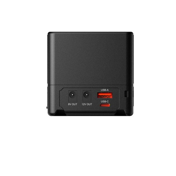 SmallRig 3581 VB155 mini V-Mount -akku näkyy takaa, ja siinä on 8V OUT- ja 12V OUT-virtalähtöportit sekä punaiset USB-A- ja USB-C-portit. Tausta on pelkkä valkoinen.