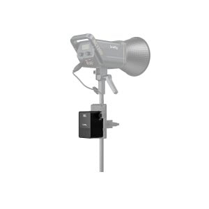 SmallRig 3581 VB155 mini V-Mount -akku, kuvassa kiinnitettynä jalustaan studiovalon alla valkoisella taustalla. Akku on korostettu, kun taas jalustaan kiinnitetty valo näkyy harmaana.