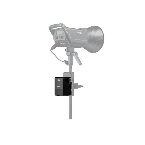SmallRig 3581 VB155 mini V-Mount -akku, kuvassa kiinnitettynä jalustaan studiovalon alla valkoisella taustalla. Akku on korostettu, kun taas jalustaan kiinnitetty valo näkyy harmaana.