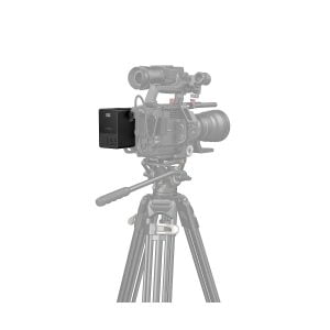 Ammattikäyttöön tarkoitettu videokamera jalustalla, molemmat haalistuneet, korostaa kameran kylkeen kiinnitettyä mustaa SmallRig 3581 VB155 mini V-Mount -akkua, jossa on merkintä "155".