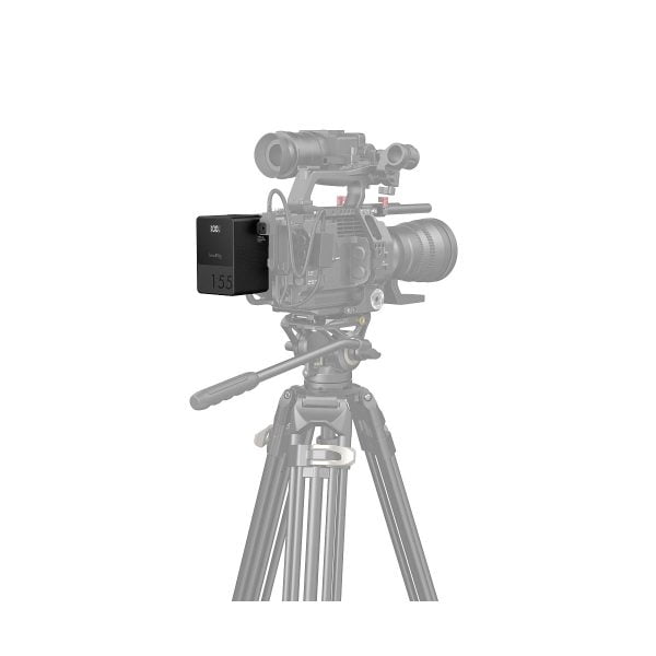 Ammattikäyttöön tarkoitettu videokamera jalustalla, molemmat haalistuneet, korostaa kameran kylkeen kiinnitettyä mustaa SmallRig 3581 VB155 mini V-Mount -akkua, jossa on merkintä "155".