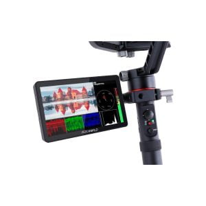 Lähikuva Feelworld Monitor F6 Plus V2 6" -monitorista, joka on kiinnitetty vakaimeen ja jonka näytöllä näkyy maisema, jossa on linna, värigrafiikat ja videoasetukset.