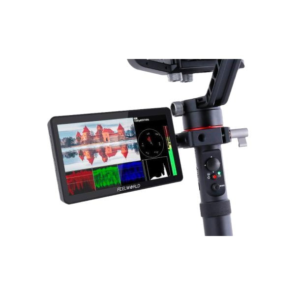 Lähikuva Feelworld Monitor F6 Plus V2 6" -monitorista, joka on kiinnitetty vakaimeen ja jonka näytöllä näkyy maisema, jossa on linna, värigrafiikat ja videoasetukset.