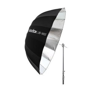 Godox UB-165S 165cm Hopeinen heijastinvarjo on asennettu metalliselle valotelineelle, joka on esillä tavallista valkoista taustaa vasten.