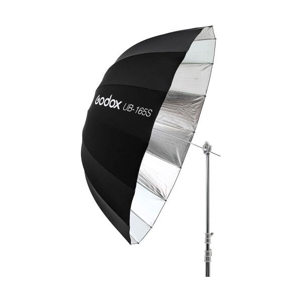 Godox UB-165S 165cm Hopeinen heijastinvarjo on asennettu metalliselle valotelineelle, joka on esillä tavallista valkoista taustaa vasten.