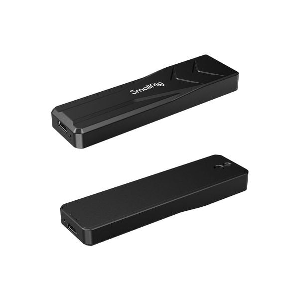 Kaksi mustaa suorakulmaista SmallRig 3479 M.2 SSD Enclosure SD-01 -laitetta, joissa on USB-C-portit, ylhäältä ja alhaalta kuvattuna. Yläosassa on geometrinen muotoilu, jossa on SmallRigin logo; alaosa on sileä ja siinä on pieni pyöreä yksityiskohta lähellä yhtä päätä.