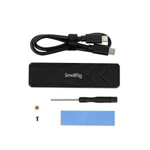 SmallRig 3479 M.2 SSD Enclosure SD-01 -pakkaus sisältää mustan kotelon, USB-C-kaapelin, pienen ruuvimeisselin, ruuvin, kiinnitysrenkaan ja sinisen lämpöalustan, jotka kaikki näkyvät valkoisella pohjalla.