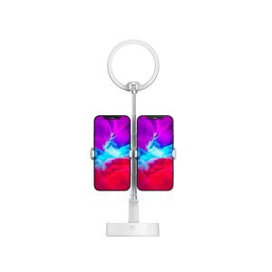 SmallRig 3242 Selection Portable LED-valaisin L10, jossa on pyöreä rengasvalo valkoisen säädettävän jalustan ja neliönmuotoisen pohjan päällä, pitää sisällään kaksi älypuhelinta vierekkäin, joissa molemmissa näkyy elävä sininen ja vaaleanpunainen abstrakti näyttö.