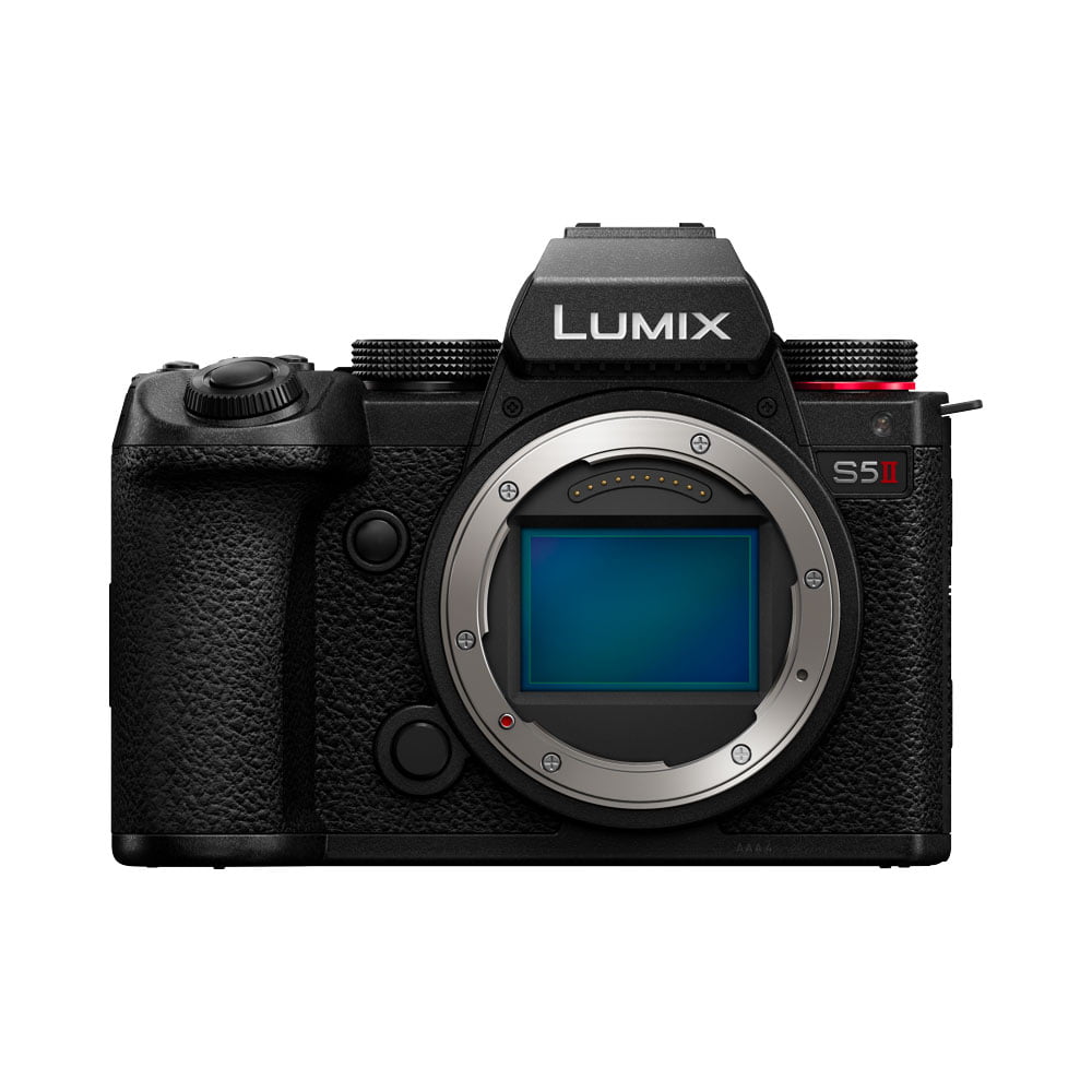 Musta Panasonic Lumix S5 II -järjestelmäkameran runko näkyy edestäpäin, korostaen sen kennoa ja säätimiä, ilman objektiivia kiinnitettynä.