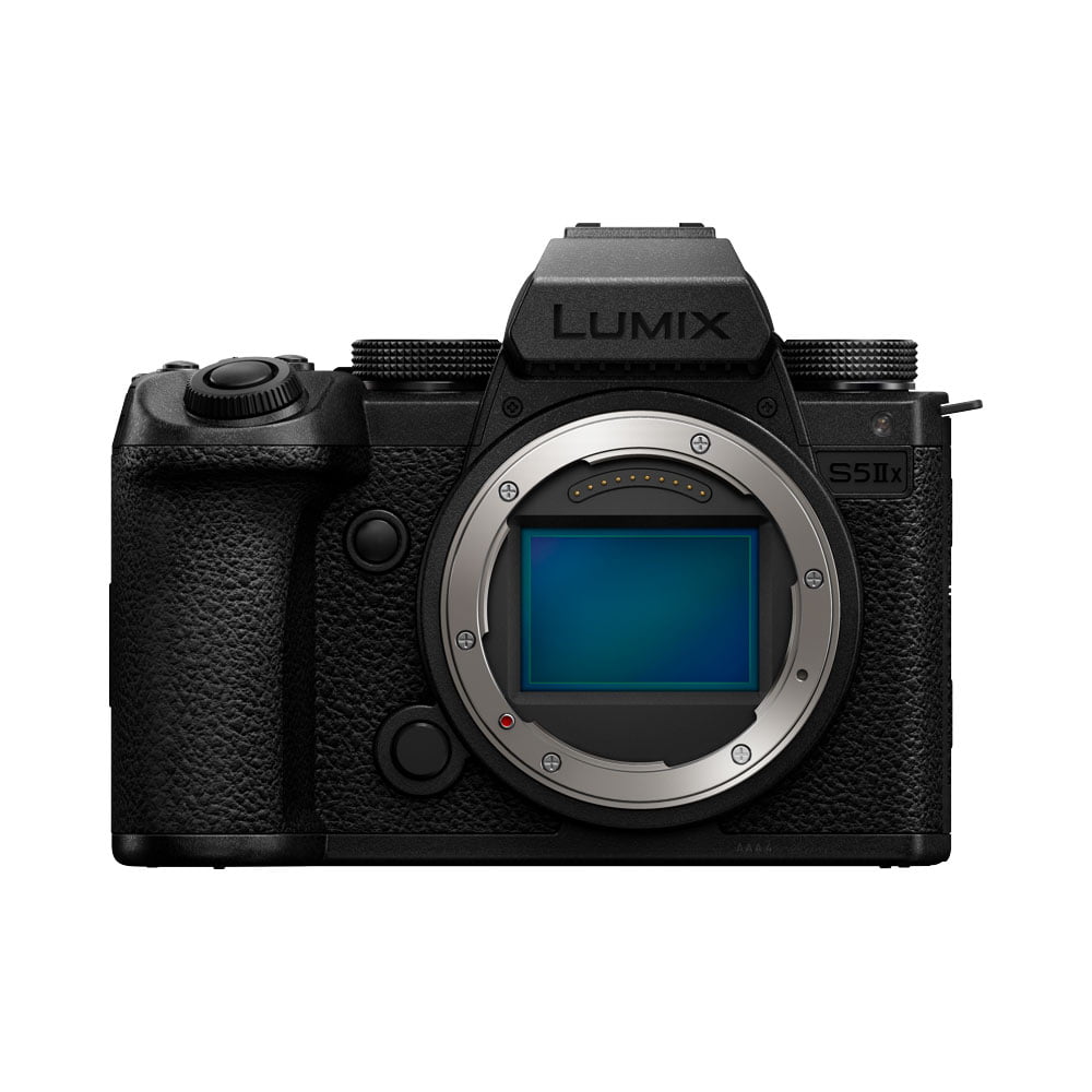 Etukuva mustasta Panasonic Lumix S5 IIX -järjestelmäkameran rungosta, jossa näkyy objektiivin kiinnitys ja kenno ilman kiinnitettyä objektiivia.