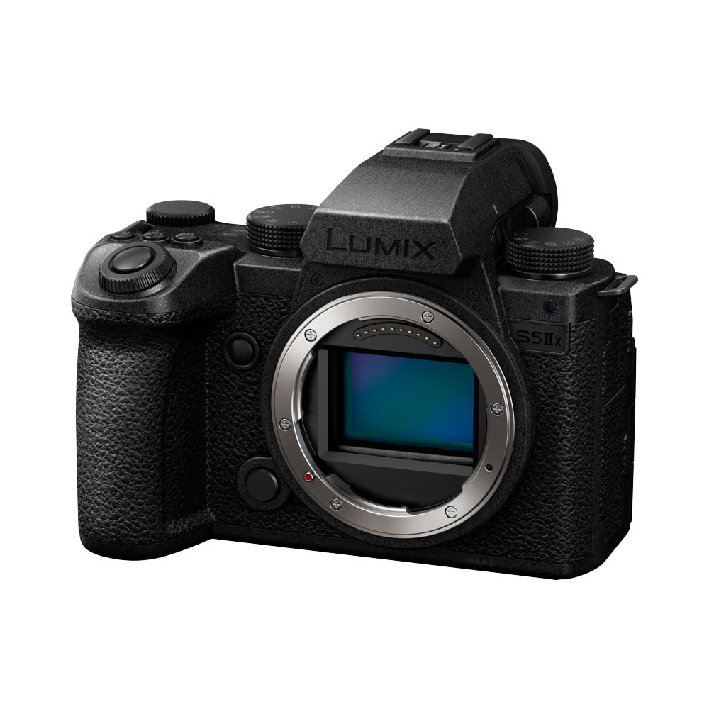 Musta Panasonic Lumix S5 IIX -järjestelmäkamera runko ilman objektiivia, näkyvissä kenno ja eri painikkeet valkoista taustaa vasten.