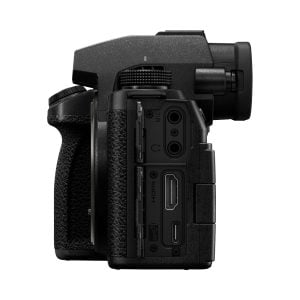 Panasonic Lumix S5 IIX -järjestelmäkameran sivukuva mustana, jossa on kuvioitu kahva ja avoimet mikrofoni-, HDMI- ja USB-portit valkoista taustaa vasten.