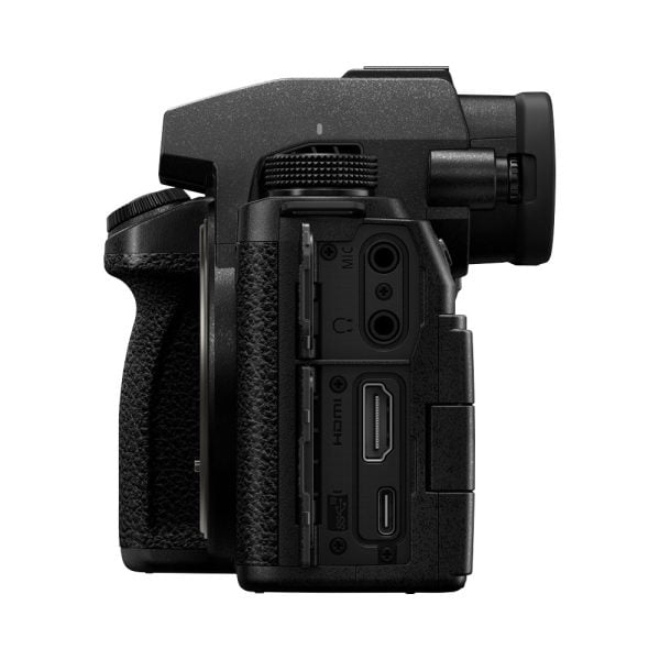 Panasonic Lumix S5 IIX -järjestelmäkameran sivukuva mustana, jossa on kuvioitu kahva ja avoimet mikrofoni-, HDMI- ja USB-portit valkoista taustaa vasten.