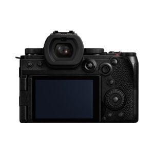 Panasonic Lumix S5 IIX -järjestelmäkameran takakuva, jossa näkyy sen suuri LCD-näyttö, elektroninen etsin, ohjauspainikkeet ja kuvioitu kahva.