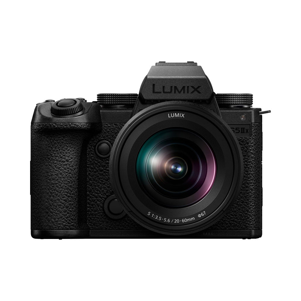 Panasonic Lumix S5 IIX, jossa on 20-60mm f/3.5-5.6 -objektiivi, musta, peilitön digitaalikamera edestä kuvattuna valkoisella taustalla.