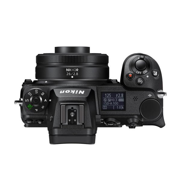 Nikon-kameran yläkuva, jossa on Nikkor Z 26mm f/2.8 -objektiivi, jossa on säätöpyörät, painikkeet ja kameran asetuksia näyttävä näyttö.