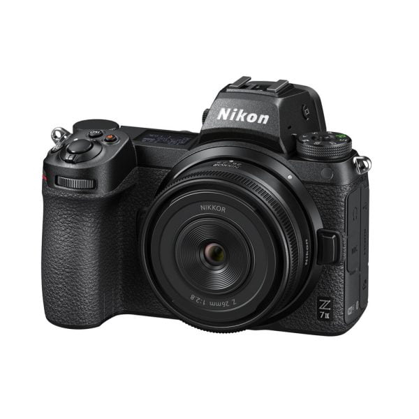 Musta Nikon Z7 II -peilitön kamera, johon on kiinnitetty Nikon Nikkor Z 26mm f/2.8 -objektiivi, edestä kuvattuna valkoista taustaa vasten.